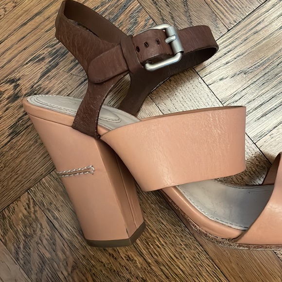 Chloè Tan and Brown Strap Sandals - Picture 4 of 7